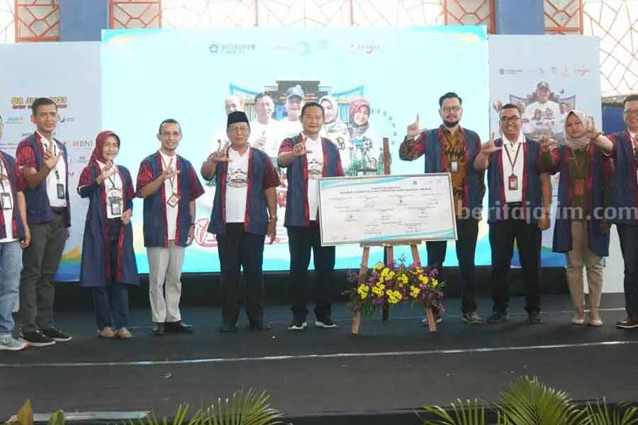 Pemkab Lamongan saat menyerahkan 1000 NIB bagi para pelaku UMKM di Gedung Lamongan Sport Center (foto: beritajatim.com)