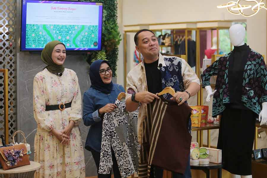 Gaya Wali Kota Eri Cahyadi dan Ketua Dekranasda Kota Surabaya Rini Indriyani saat live shopping kolaboratif dengan marketplace Tokopedia