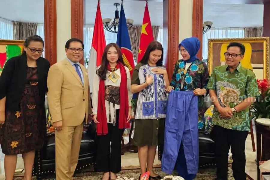 Wali Kota Malang Sutiaji dan Ketua Dekranasda Kota Malang Widayati Sutiaji saat menunjukkan produk andalan UMKM Kota Malang di KBRI di Tiongkok (foto: dok beritajatim.com)