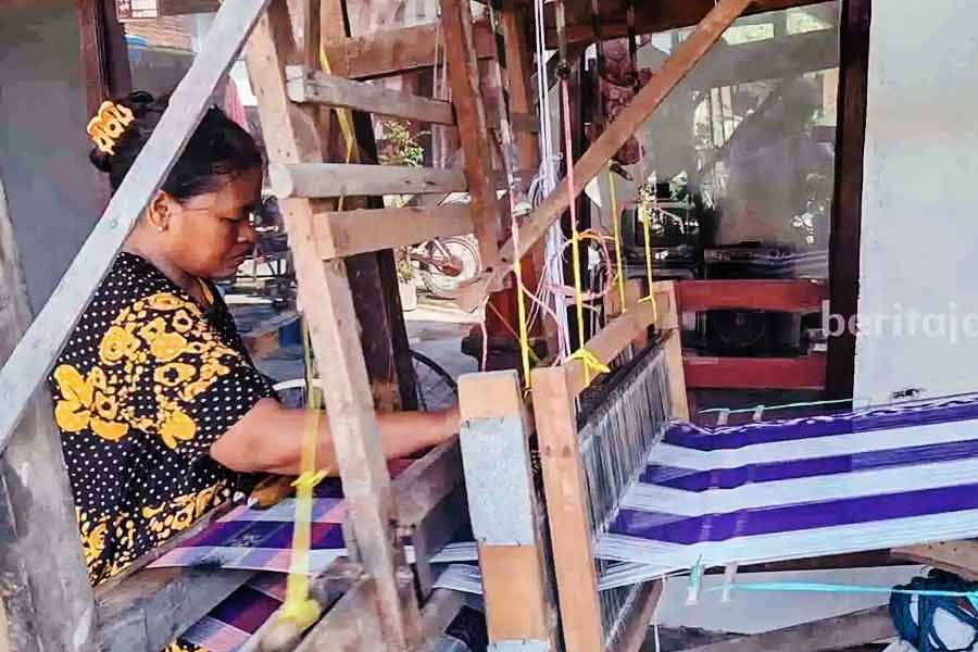 Kani (49), satu-satunya perajin sarung tenun di Desa Cinandang, Kecamatan Dawarblandong, Kabupaten Mojokerto (foto: dok beritajatim.com)
