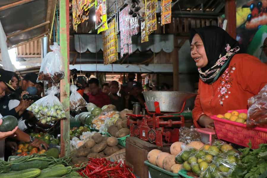 Kios barang kebutuhan sehari-hari di Pasar Wage Nganjuk