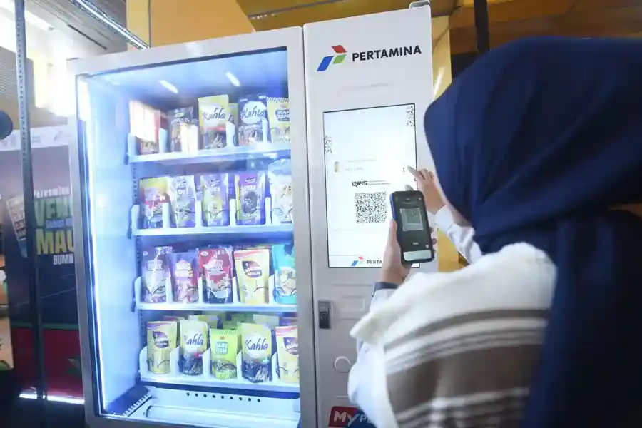 Pengunjung sedang membeli produk UMKM di Vending Machine Pertamina - Stasiun Gondangdia