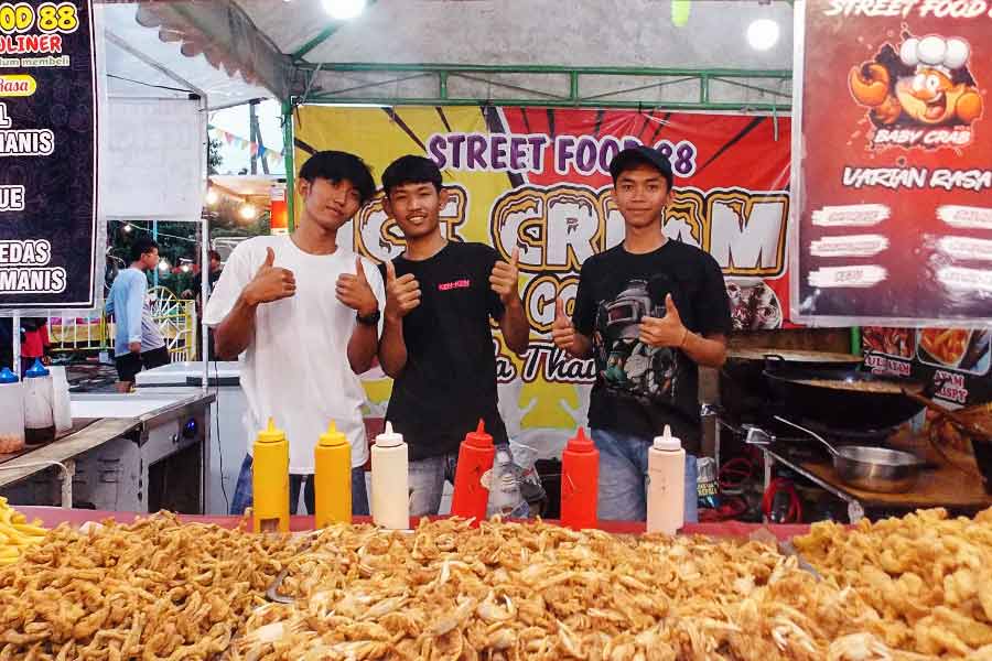 Pelaku UMKM Indonesia memamerkan produk andalannya