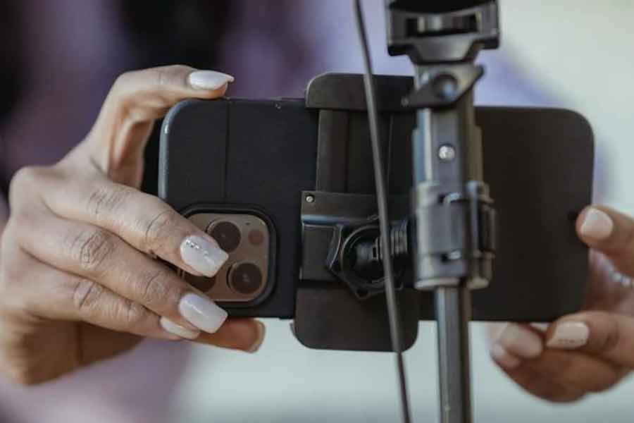Ilustrasi pengguna smartphone bersiap membuat video promosi (foto: George Milton/pexels)