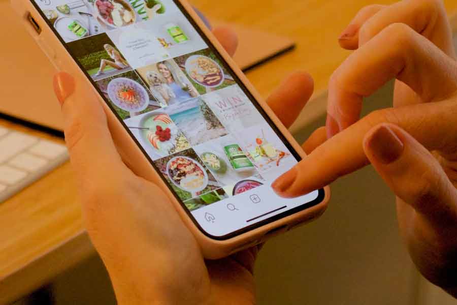 Ilustrasi penggunaan instagram untuk mendukung UMKM (foto: Gabrielle Henderson, unsplash)