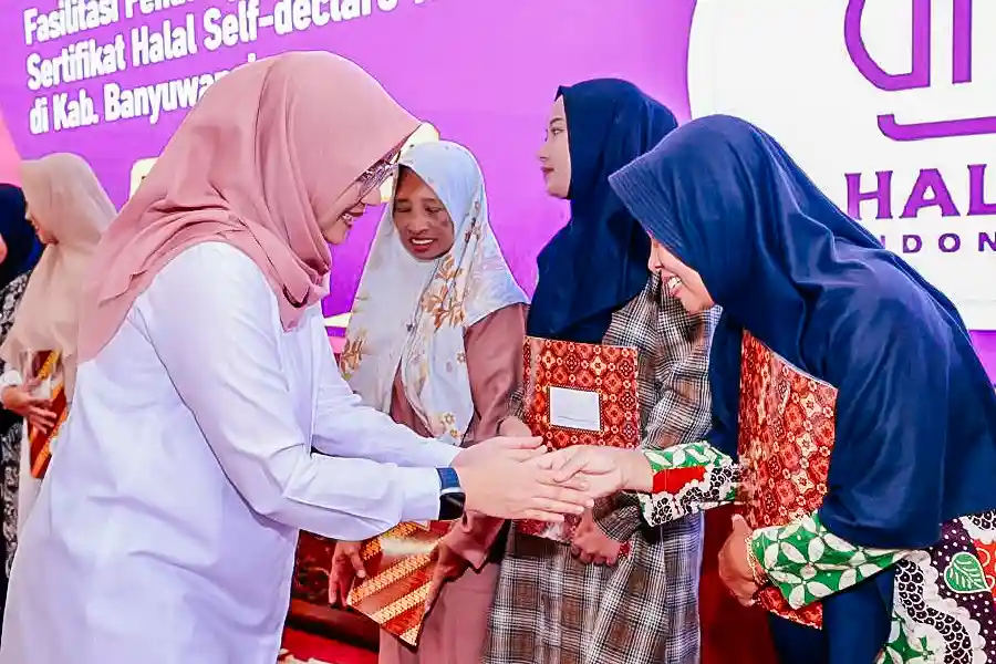 Bupati Banyuwangi Ipuk Fiestiandani bersama pelaku UMKM di Banyuwangi (foto: Dok Humas Pemkab Banyuwangi)