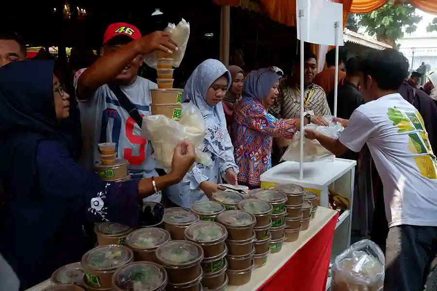 Pengunjung beramai-ramai antre agar bisa menikmati Sego Pecel Magetan