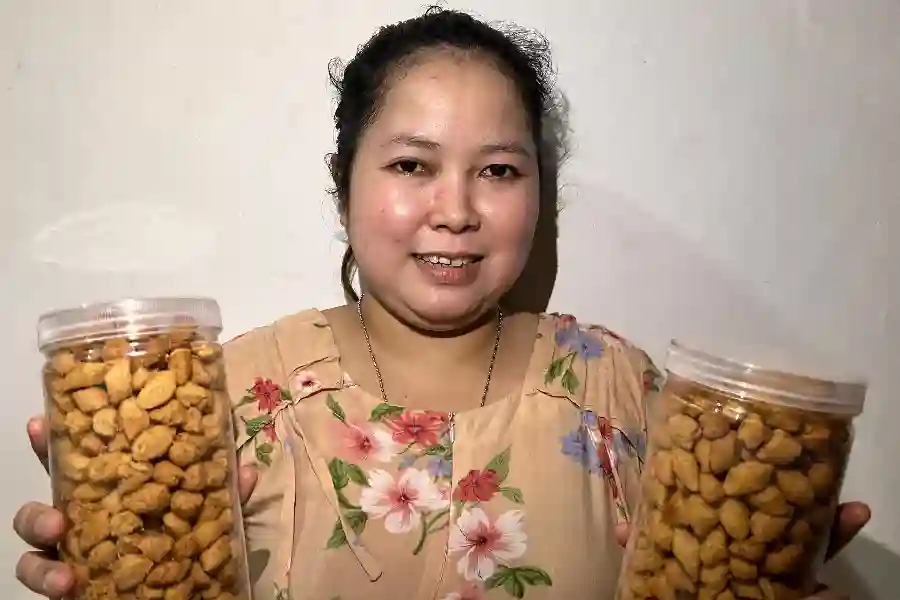 Neneng Kurniasih, penjual kue dan baju di daerah Rindam, Pasar Rebo, Jakarta Timur