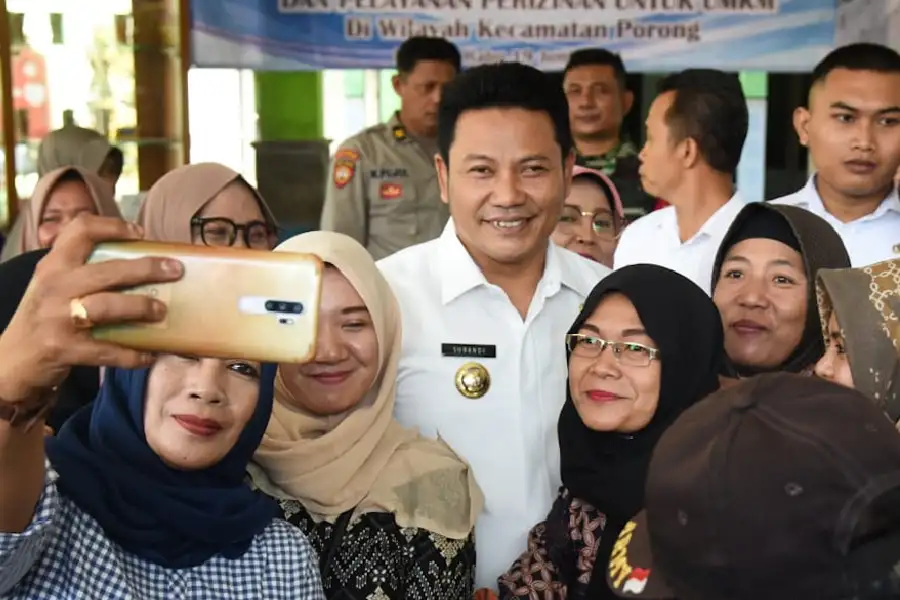 Pelaku UMKM di Kecamatan Porong, Sidoarjo, berfoto bareng Plt Bupati Sidoarjo H Subandi