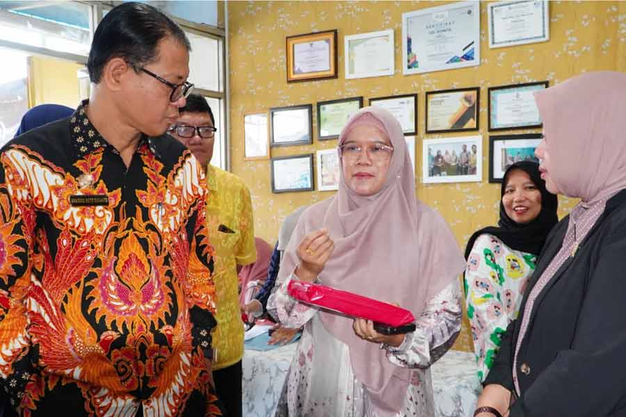 Andriko Noto Susanto, Deputi Penganekaragaman Konsumsi dan Keamanan Pangan Bapanas, dan Direktur Penganekaragaman Konsumsi Pangan Bapanas RInna Syawal saat mengunjungi UMKM Lokal di Medan