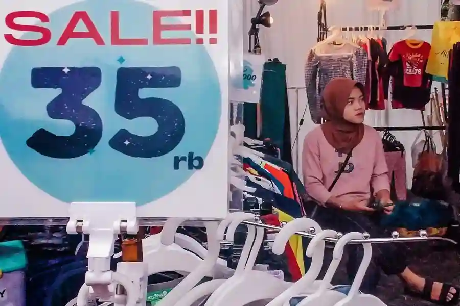 Pelaku UMKM sedang menjaga produknya di sebuah bazar (foto: Tiara Aydin Sava/beritajatim.com)