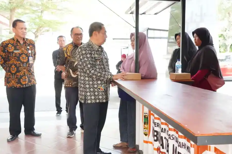 Pemberian booth container yang diserahkan langsung oleh Pj Bupati Madiun, Ir. H. Tontro Pahlawanto, di halaman Disperdagkop Kabupaten Madiun.