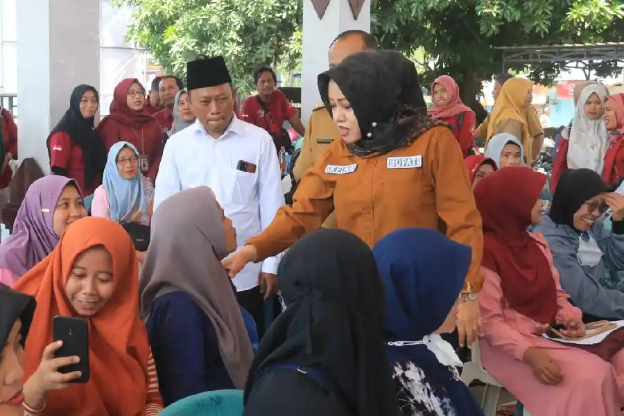 Bupati Mojokerto Ikfina Fahmawati bersama para pelaku UMKM