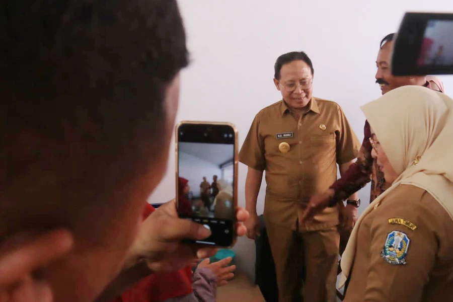 Pjs Bupati Mojokerto Akhmad Jazuli saat melaunching Cafe Jamu, program Desa Berdaya milik Desa Kepuhanyar, Kecamatan Mojoanyar, Kabupaten Mojokerto.