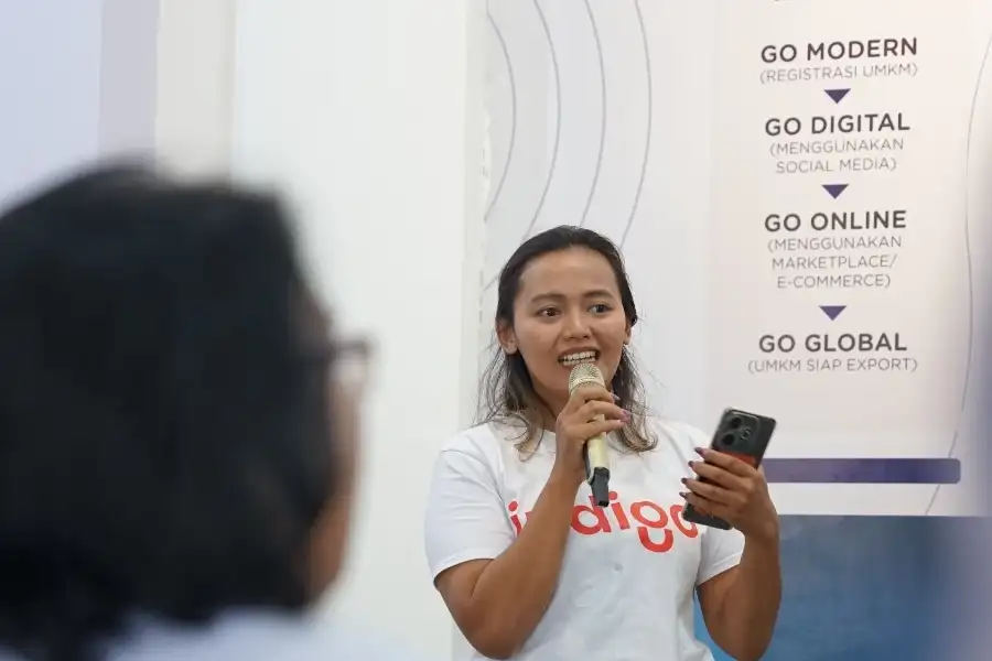Tim Indigo Telkom saat kegiatan pendampingan kepada UMK di Rumah BUMN Telkom