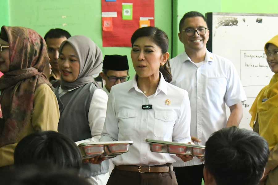 Menkomdigi Meutya Hafid saat mengunjungi SD Negeri 5 dan 3 Cilangkap, Tapos, Depok