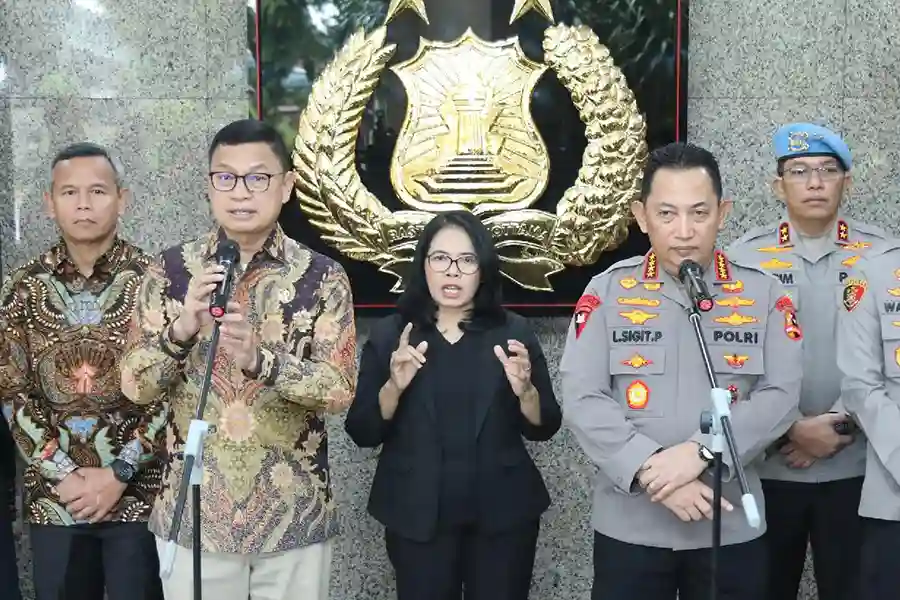 Kepala BPOM Taruna Ikrar bersama Kapolri Jenderal Pol Listyo Sigit Prabowo saat menyampaikan keterangan