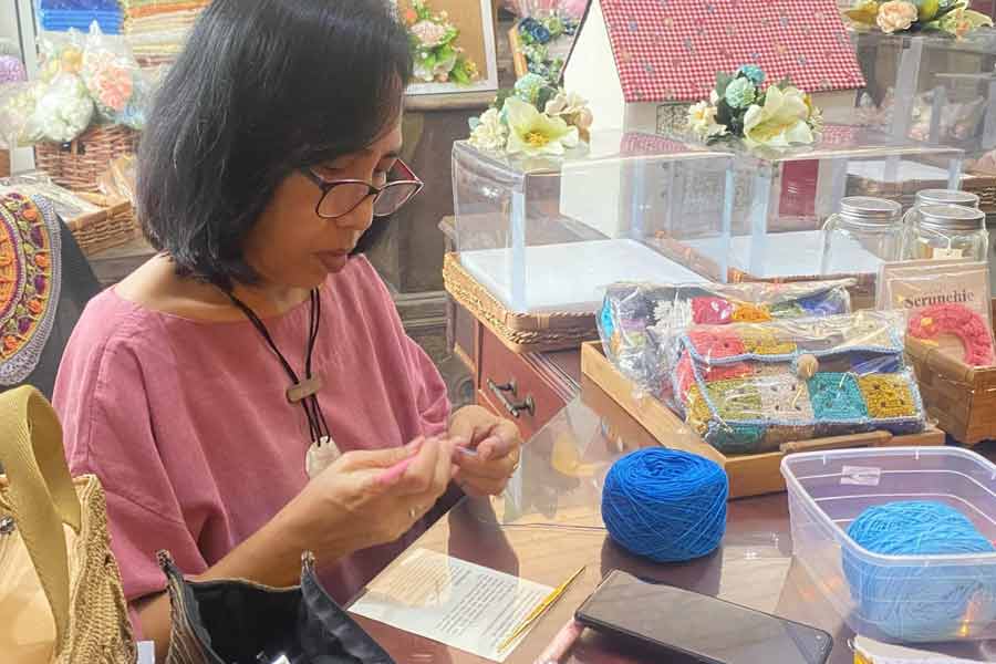 Warga Kepanjenkidul Kota Blitar Raup Cuan dari Kerajinan Rajutan