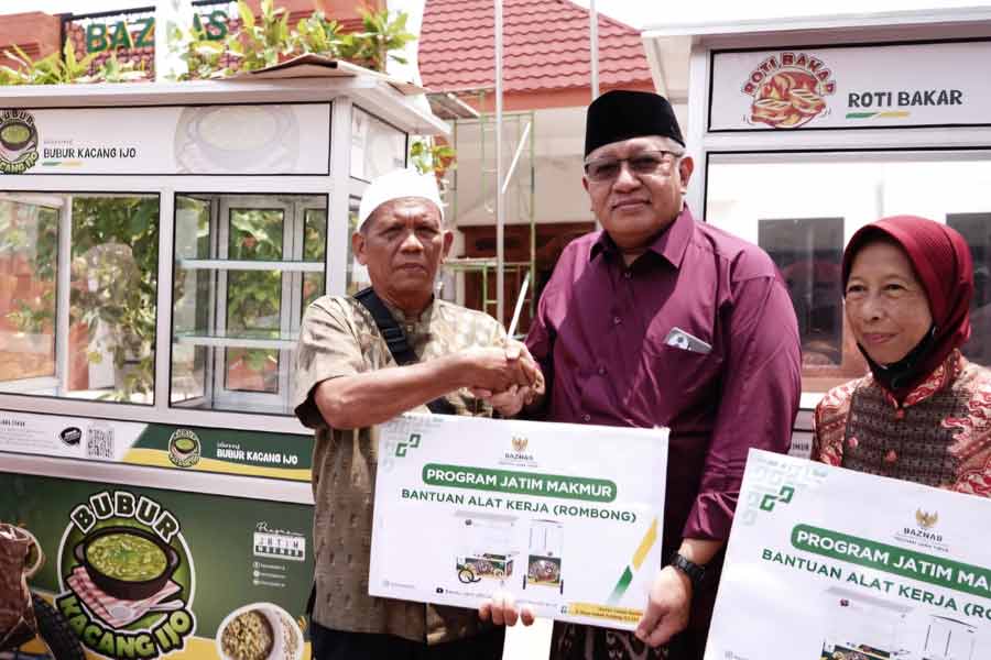 Baznas Jatim Berikan 10 Unit Rombong kepada Mustahik