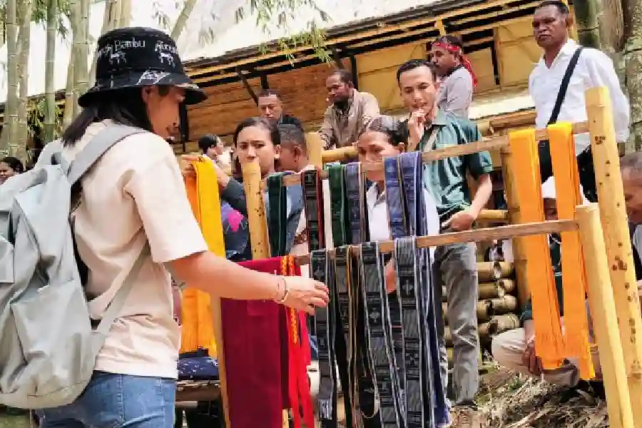 Pengunjung sedang berburu produk abdalan hari kedua Wolobobo Ngada Festival (WNF) 2025, Pasar Napu Bheto (foto: Dok Pemkab Ngada)