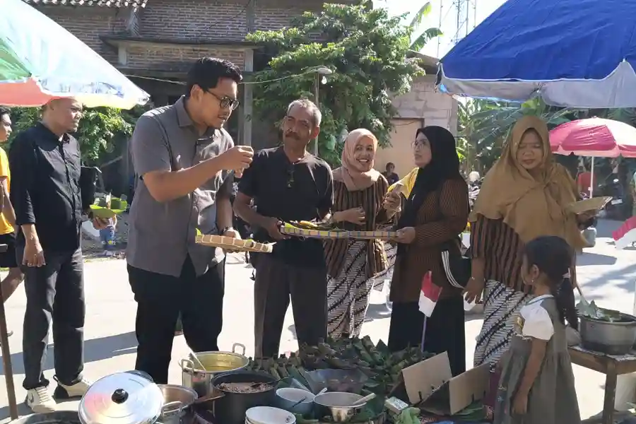 Pasar Ngabei di Jogoloyo mendapat dukungan DPR RI. Pasar unik tanpa plastik ini dorong UMKM dan jadi inspirasi pasar ramah lingkungan di desa.