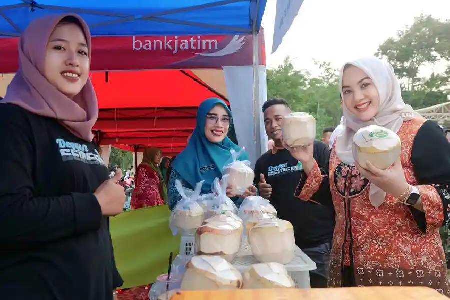 Ketua TP-PKK Kabupaten Lumajang, Dewi Natalia Yudha Adji Kusuma, saat menghadiri puncak peringatan HUT ke-80 RI di Lapangan Ranuyoso (foto: Dok Kominfo Lumajang)