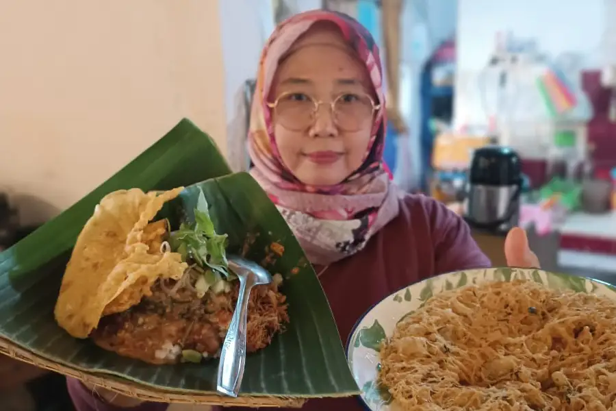 Warung Pecel Ndoweh di Kota Batu tumbuh dari usaha rumahan saat pandemi.