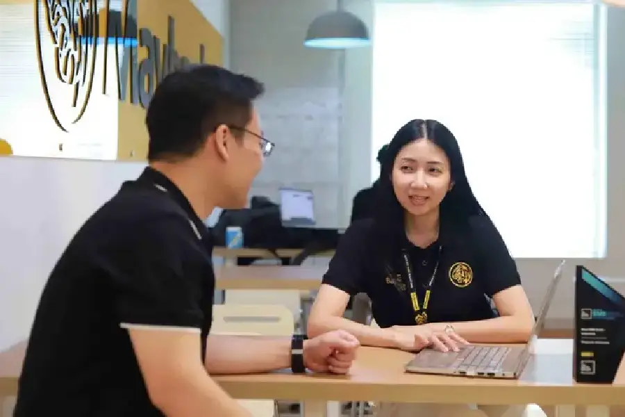 Maybank Indonesia catat pertumbuhan pembiayaan UKM Rp 1,78 triliun dan raih penghargaan internasional sebagai Bank Terbaik untuk UKM dari Euromoney.