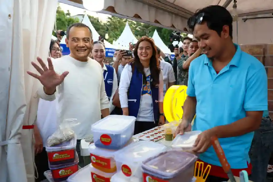 Gubernur Ahmad Luthfi sebut 4,2 juta UMKM jadi tulang punggung ekonomi Jawa Tengah saat membuka Pasar Takjil Ramadan 2026 di Semarang.