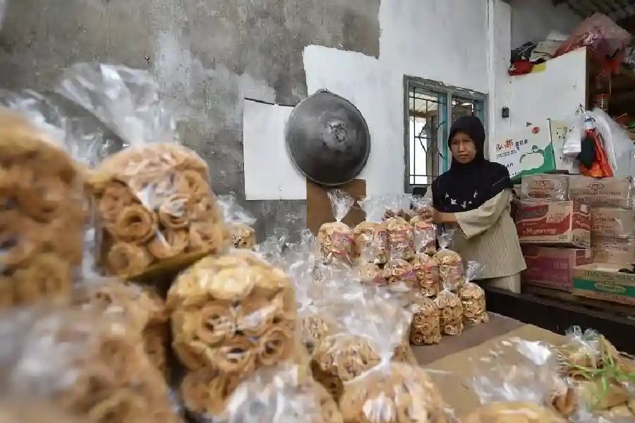 Kampung Opak Gambir di Winongan Lor, Pasuruan, kebanjiran pesanan jelang Idulfitri. Produksi bisa capai 50 kg per hari.