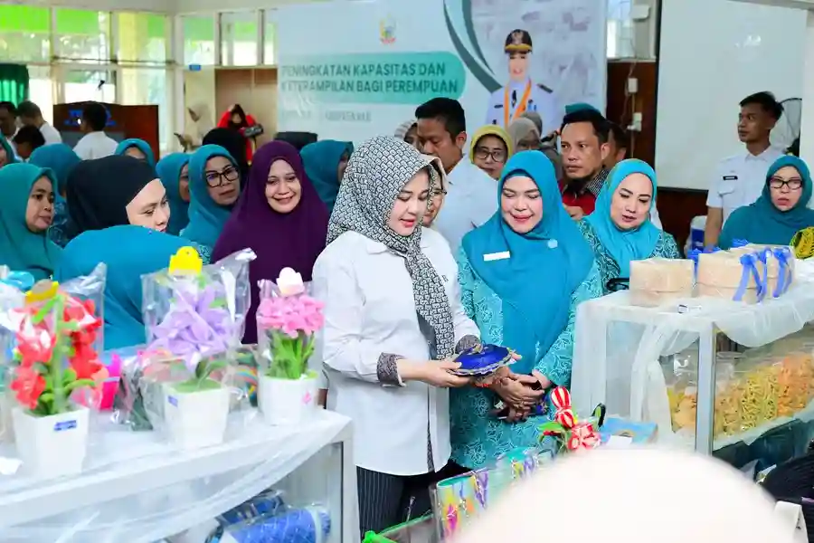 Wagub Sulsel Fatmawati Rusdi dorong UMKM perempuan Wajo lewat pelatihan bosara, penguatan ekonomi keluarga, dan akses pasar digital.
