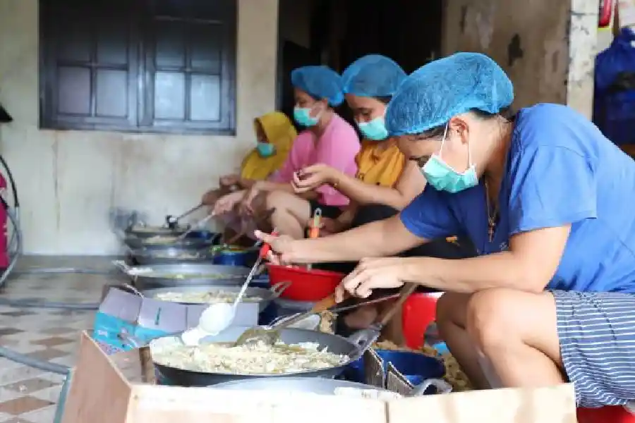 Manisss Food tumbuh dari garasi rumah menjadi UMKM inklusif yang memberdayakan puluhan tunarungu dan membuka peluang kerja setara.