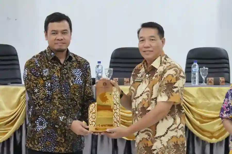 UMKM Gunung Mas Dapat Pendampingan Sertifikasi Halal Gratis, Peluang Tembus Pasar Nasional dan Ekspor Pelaku UMKM di Gunung Mas mengikuti pelatihan dan pendampingan sertifikasi halal gratis untuk meningkatkan daya saing dan akses pasar.