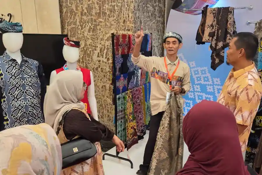 Pertamina EP Tarakan Field Promosikan Batik Kubedistik Kaltara di Forum Nasional, Dorong UMKM Disabilitas Naik Kelas Pertamina EP Tarakan Field membawa Batik Kubedistik Kaltara ke forum nasional Dekranas untuk memperluas pasar dan memberdayakan UMKM disabilitas.